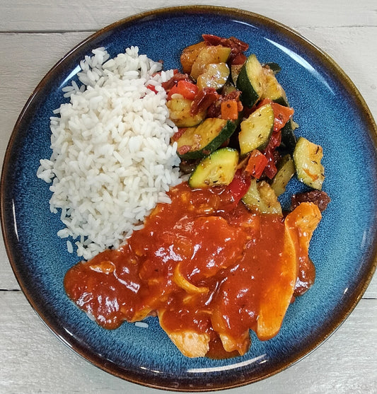 Kipreepjes Spaanse Tomatensaus, Courgettes mix, witte rijst