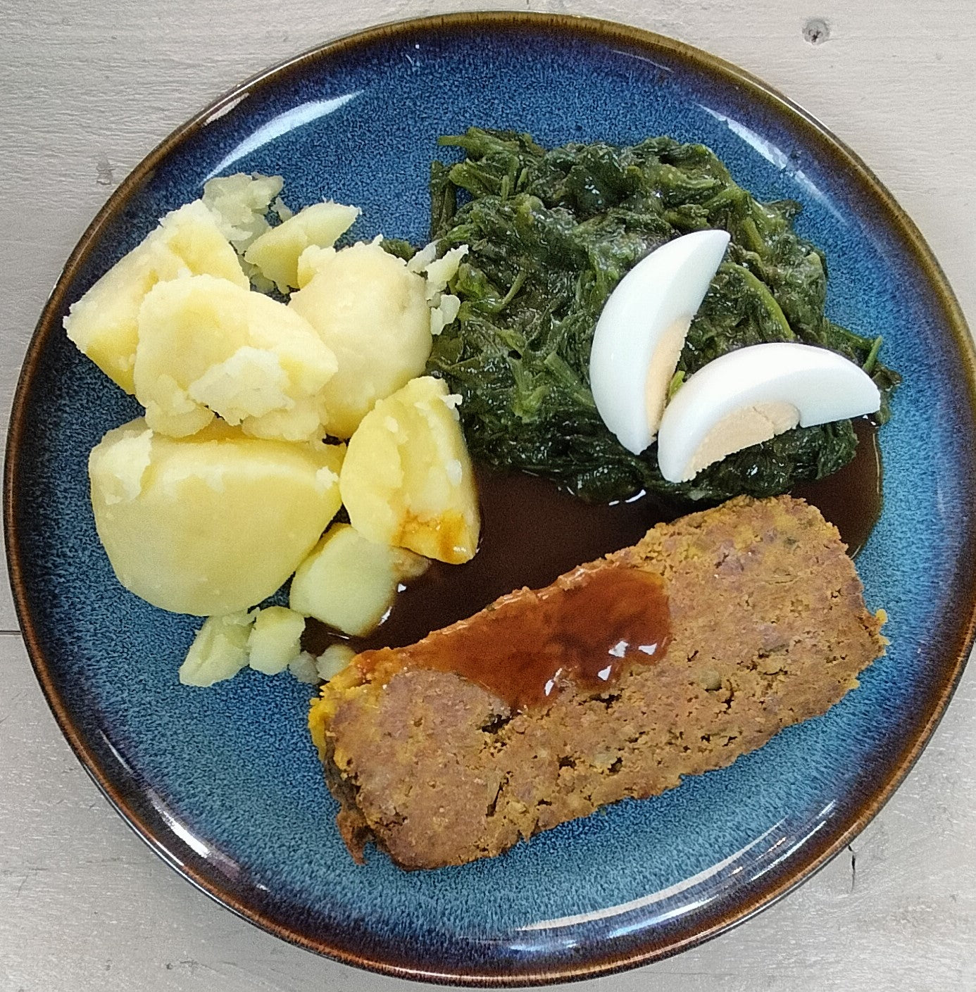 Gehaktbrood, jus, Spinazie, gekookte aardappelen