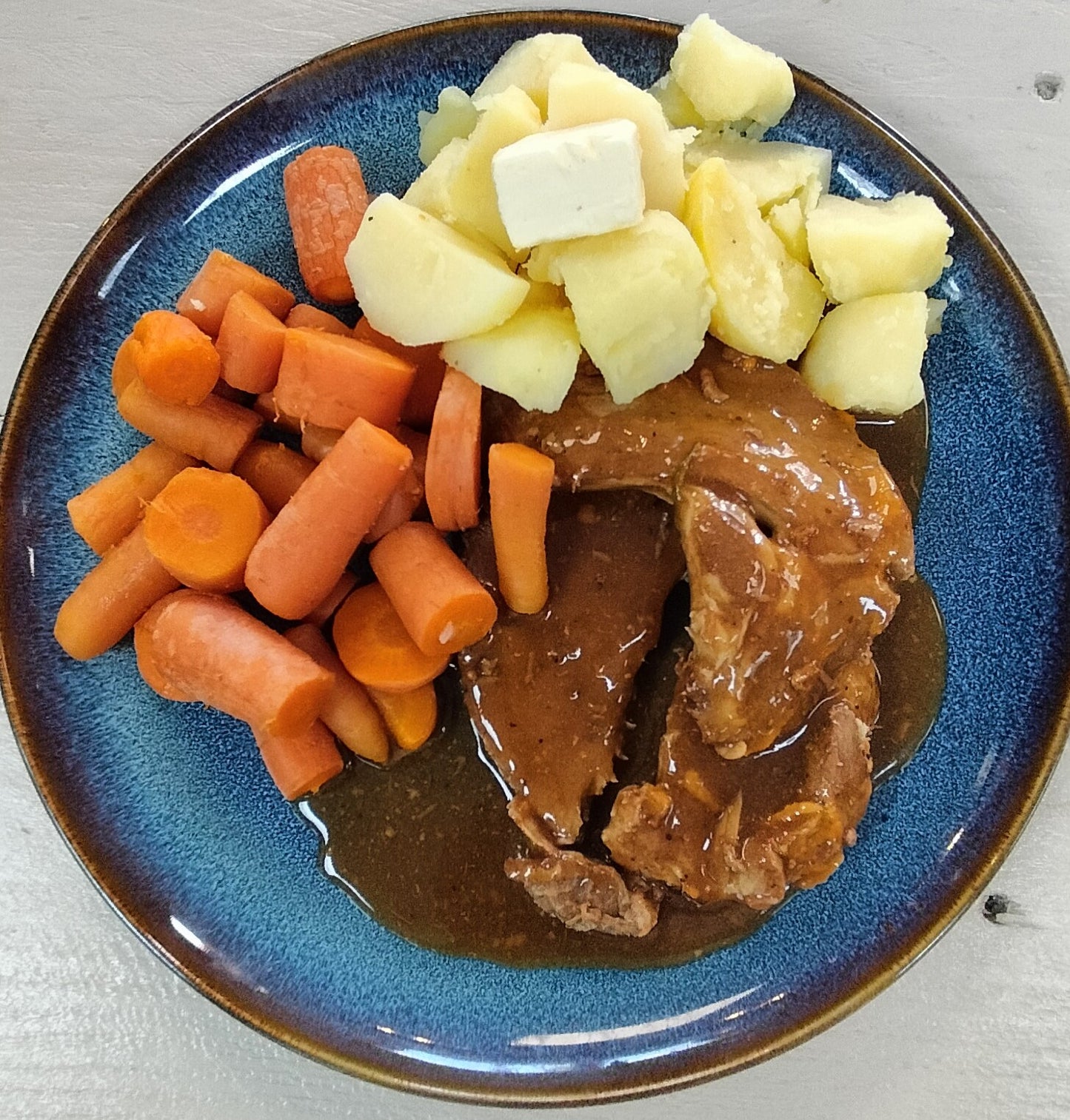 Varkenslapje gestoofd, jus, worteltjes, Boter krieltjes