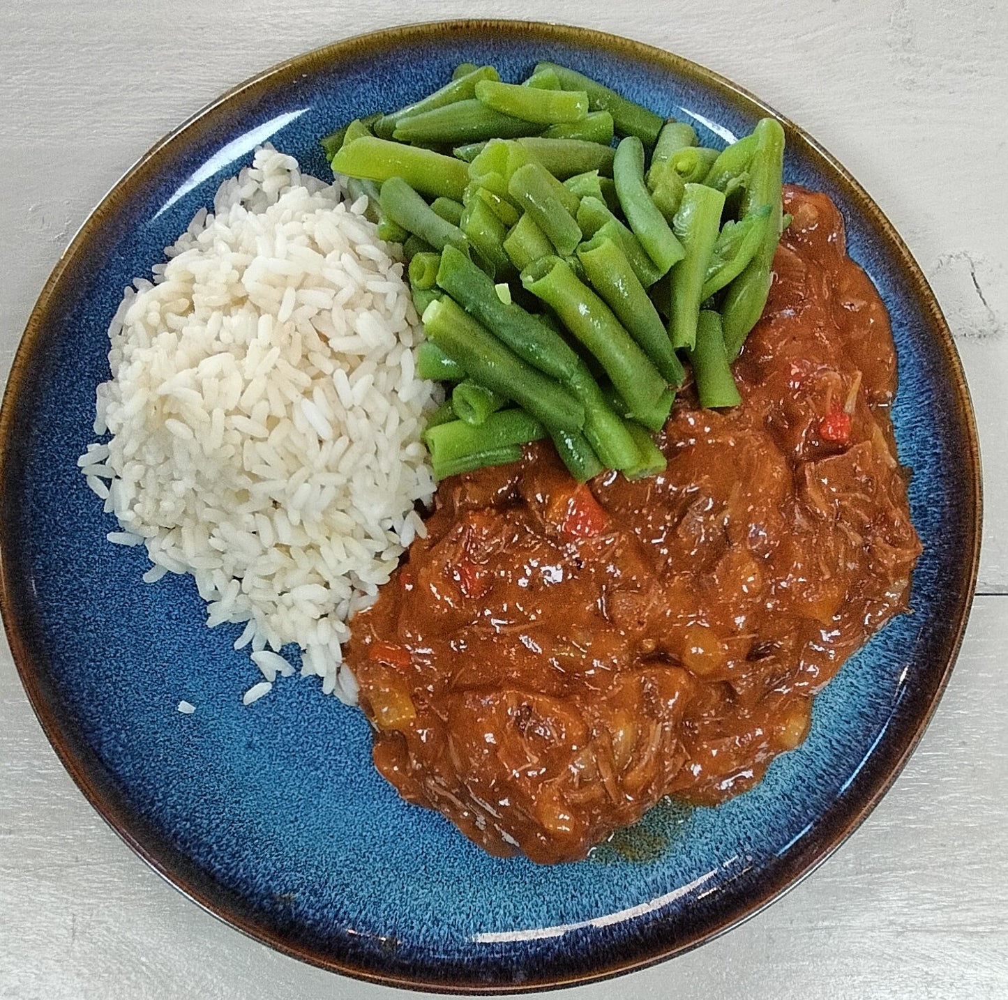 Goulash Hongaarse, groene boontjes, witte rijst