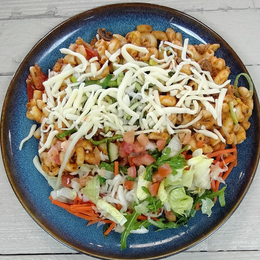 Macaroni Bolognese ( tomaat-gehaktsaus) , kaas, rauwkost