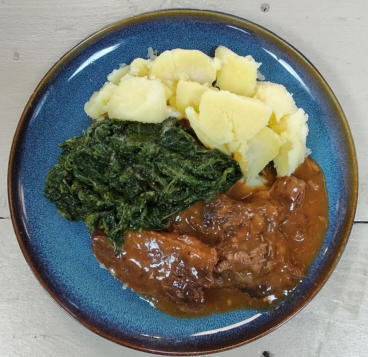 Runderlapje, jus, Spinazie, gekookte aardappelen