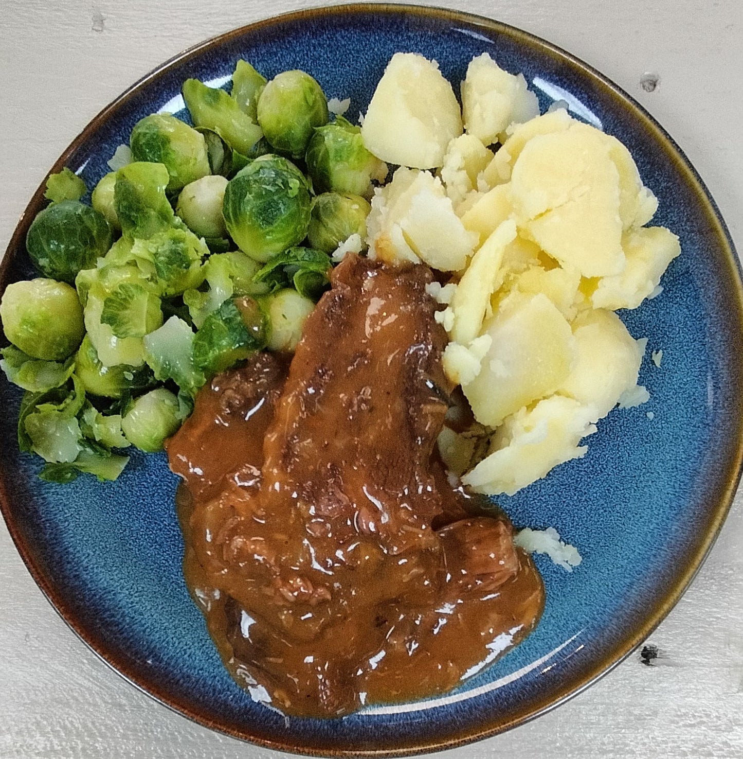 Runder draadjesvlees, jus, spruitjes, gek. aardap