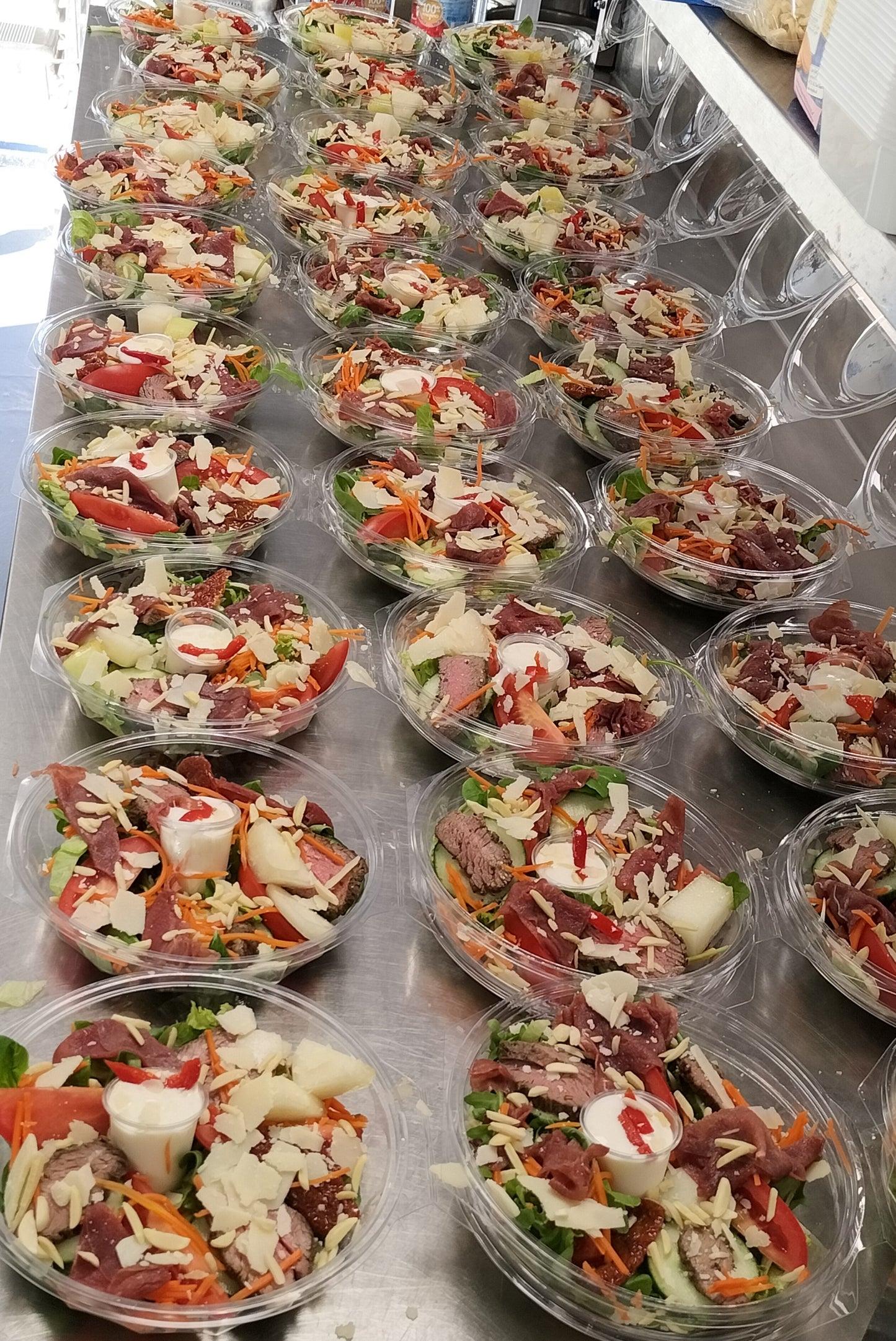Cesar salade, garni van Diamanthaas, kaas en basilicum