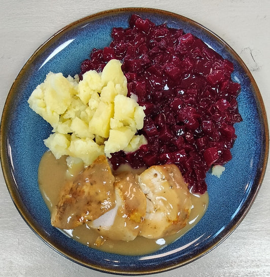 Kipfilet tranches in bruine saus +sinaasappel, rode bietjes, gekookte aardappelen
