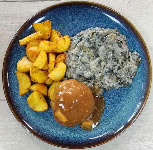 Gehaktbal, jus, andijvie + room, aardappeltjes uit de oven