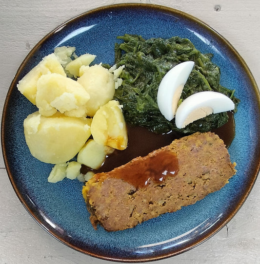 Gehaktbrood, jus, Spinazie, gekookte aardappelen