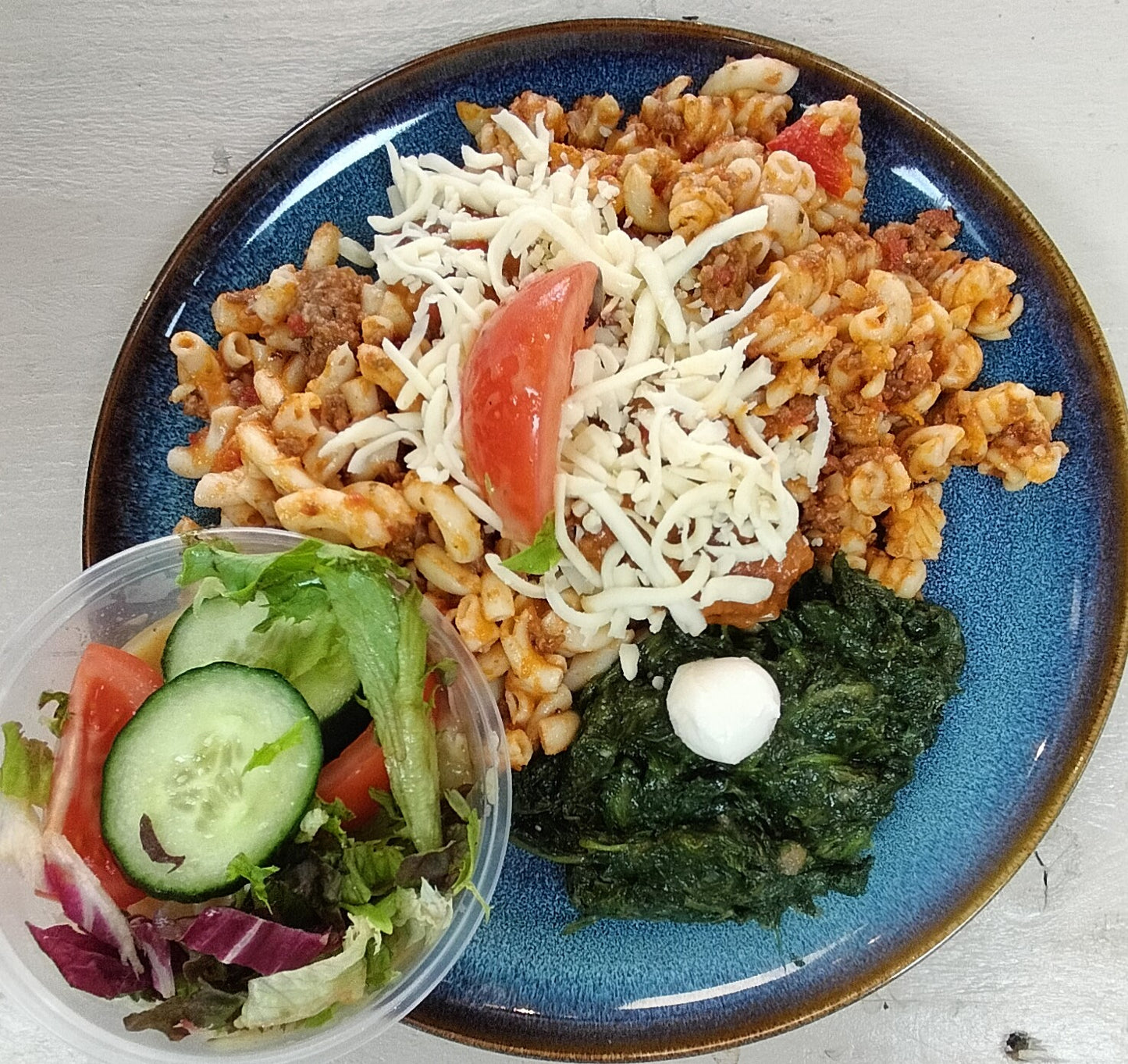 Pastaschelpjes Florentine ( spinazie-mozzarella), rauwkost