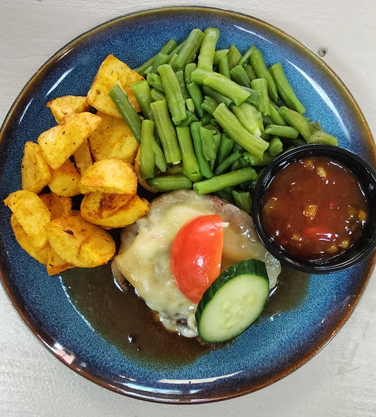 Cheese Burger (rund), Bbq-saus, sperzieboontjes, Gebakken aardappelen