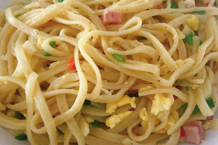 Bami goreng, kipsaté, pindasaus, atjar, gebakken uitjes
