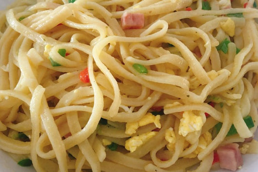 Bami goreng, kipsaté, pindasaus, atjar, gebakken uitjes