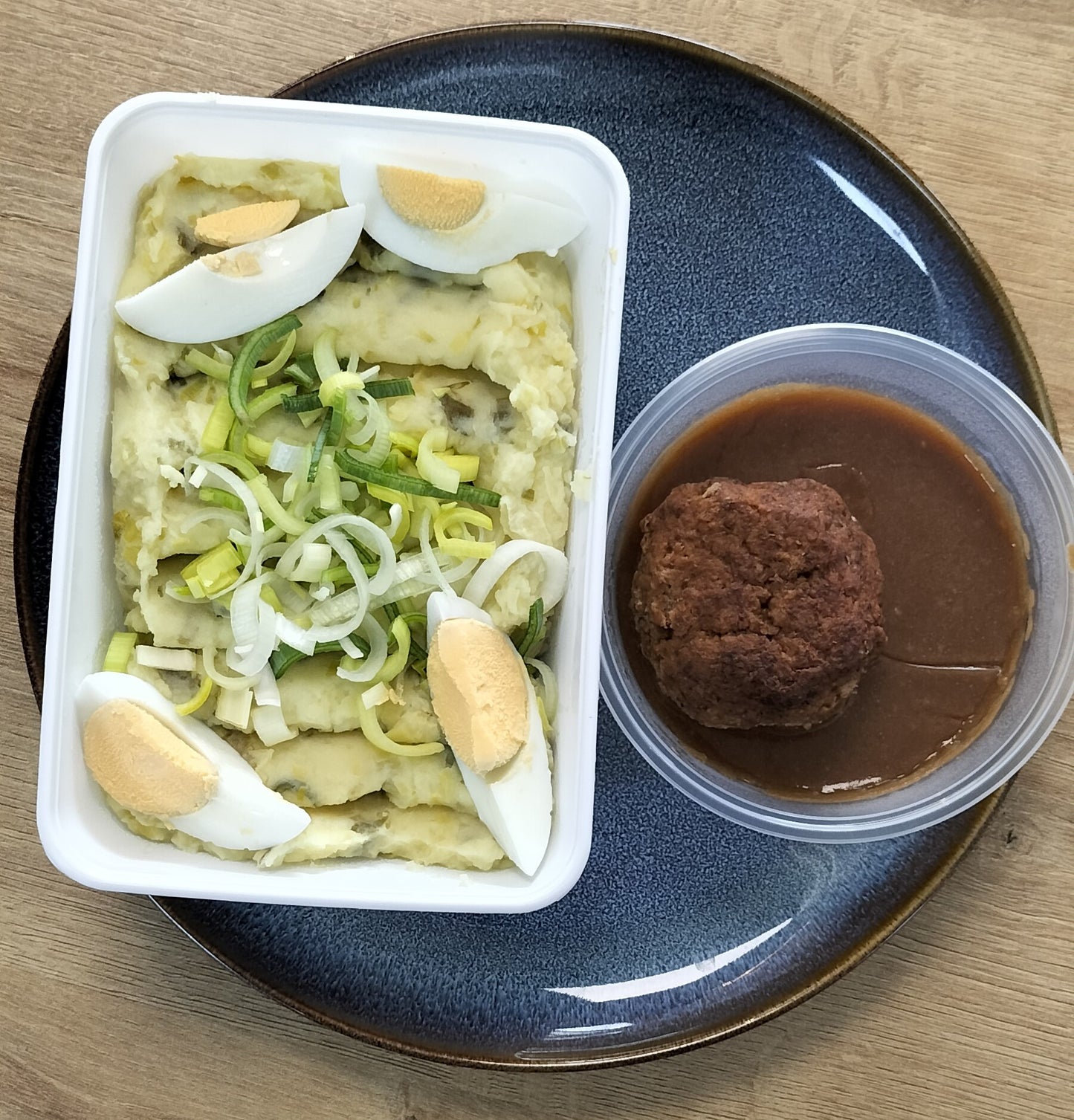 Runder gehaktbal, jus, Stamppot Prei met ei