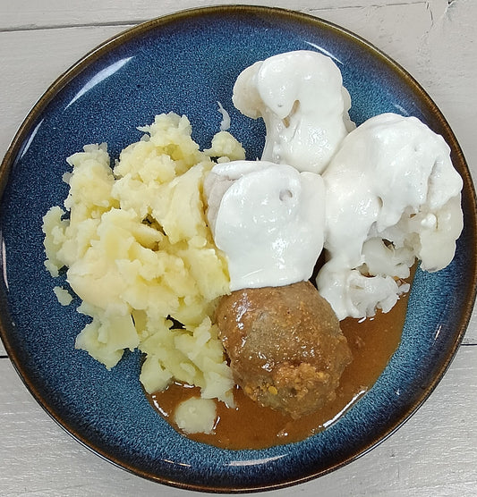 Gehaktbal met ui (varkens), jus, bloemkool+ saus, gekookte aardappel