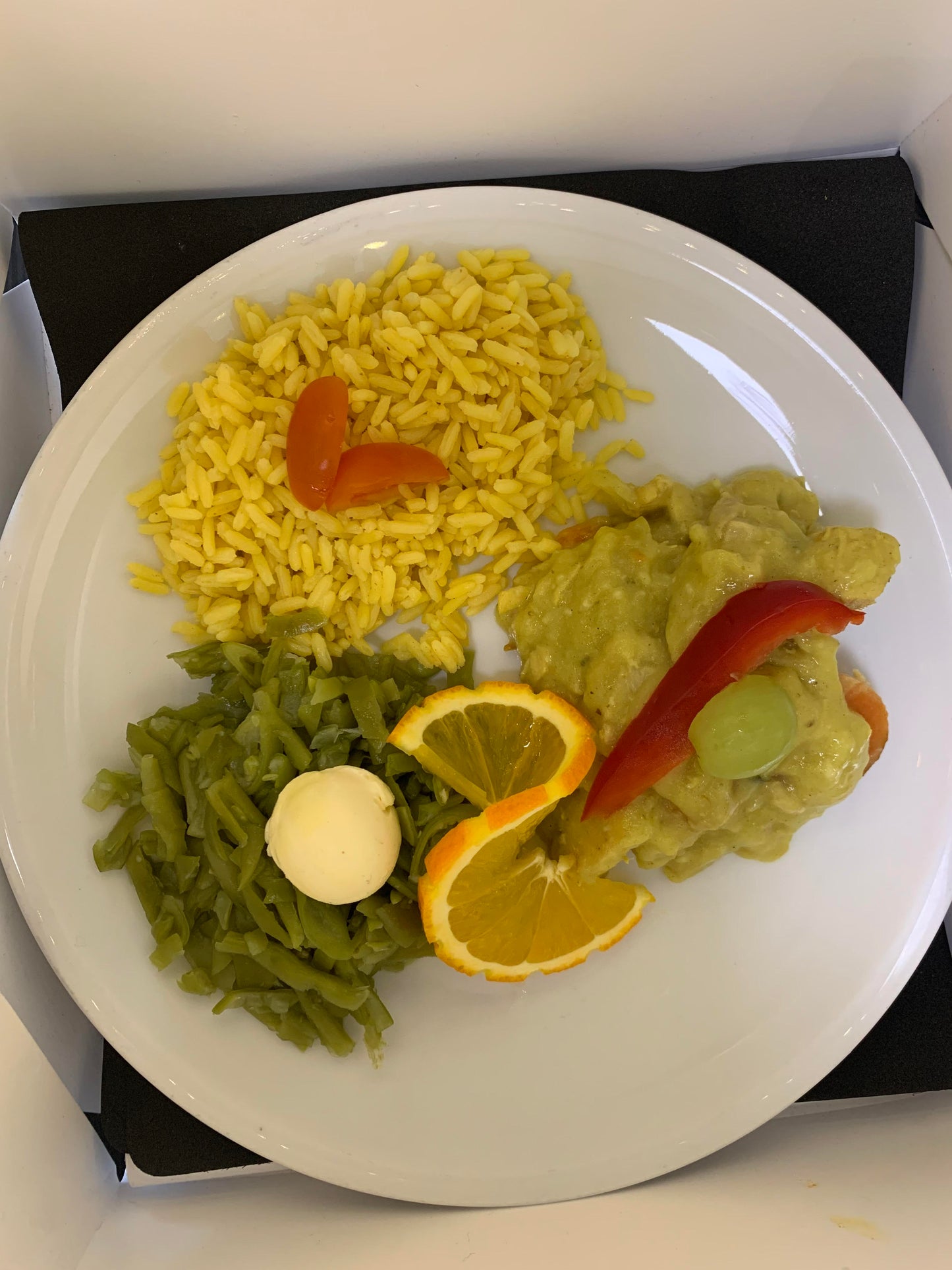 Kip Hawaï , ananas, kerriesaus, Komkommersla, witte rijst