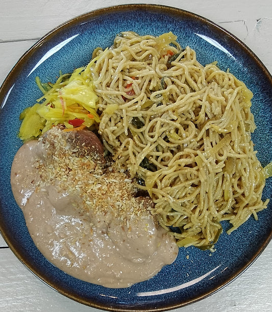 Eiermie goreng,kipsate  in pindasaus, komkommersla