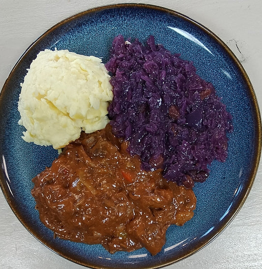 Runder ragout + uitjes, rode kool, aardappelpuree