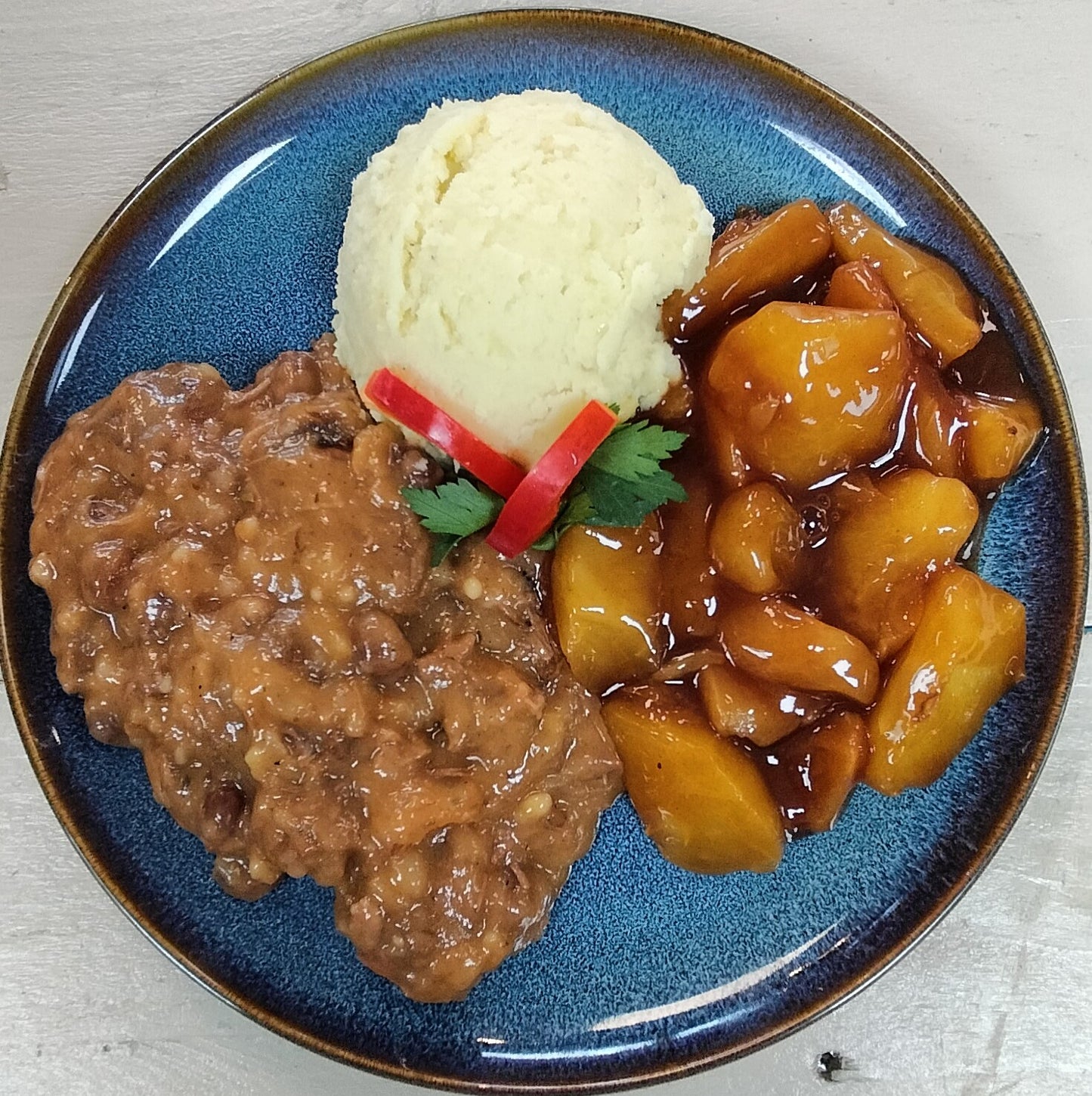 Runder stoofvlees, appelcompote, aardappel puree