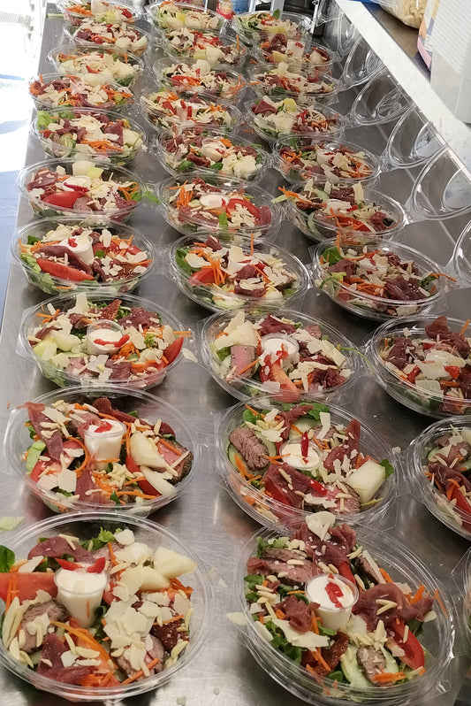 Cesar salade, garni van Diamanthaas, kaas en basilicum