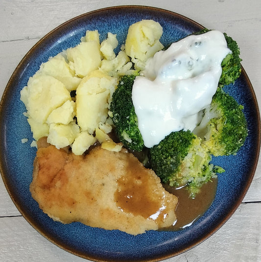 Kipschnitzel, jus, Broccoli + saus, Gekookte aardappelen