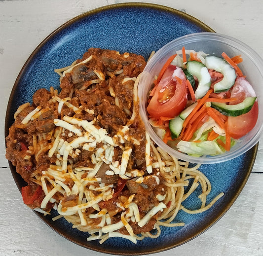 Spaghetti Bolognese ( gehakt-tomaatsaus), rauwkost, geraspte kaas